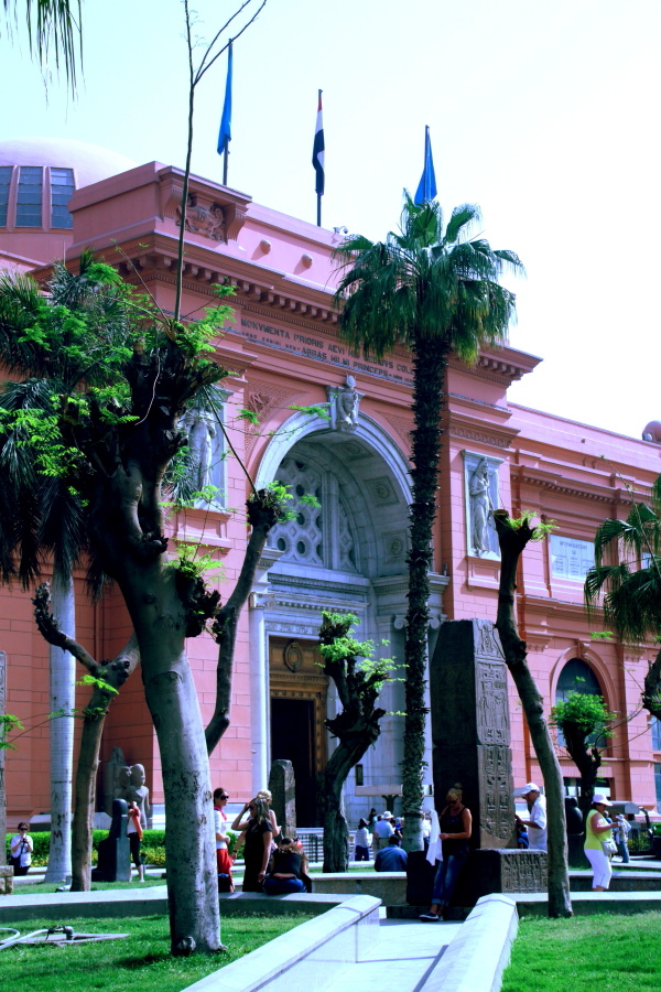 The entrance to the Cairo Museum